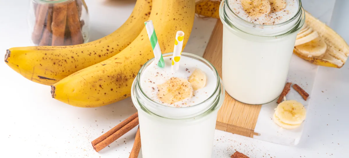 smoothie z banana posypane cynamonem smaki z daleka